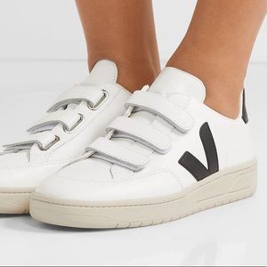 VEJA Velcro Navy Size 6 Like NEW